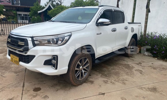 Buy Used Toyota Hilux White Car in Vientiane in Vientiane Province Buy Used Toyota Hilux White Car in Vientiane in Vientiane Province