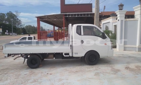 Buy Used Hyundai H200 White Truck in Vientiane in Vientiane Province Buy Used Hyundai H200 White Truck in Vientiane in Vientiane Province