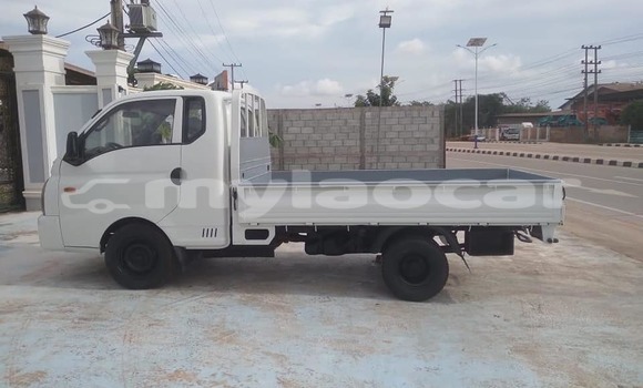 Buy Used Hyundai H200 White Truck in Vientiane in Vientiane Province Buy Used Hyundai H200 White Truck in Vientiane in Vientiane Province