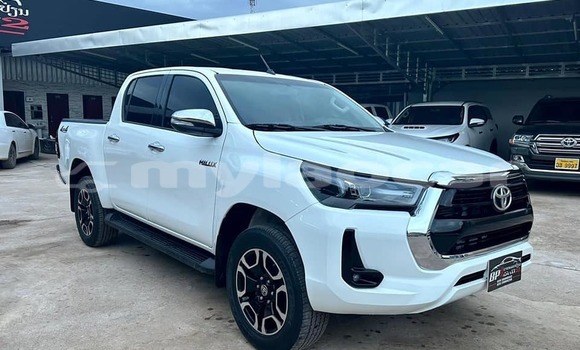 Buy Used Toyota Hiluxe Revo White Car in Vientiane in Vientiane Province Buy Used Toyota Hiluxe Revo White Car in Vientiane in Vientiane Province