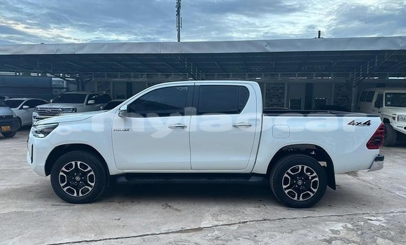 Buy Used Toyota Hiluxe Revo White Car in Vientiane in Vientiane Province Buy Used Toyota Hiluxe Revo White Car in Vientiane in Vientiane Province