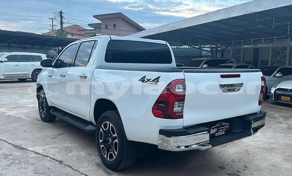 Buy Used Toyota Hiluxe Revo White Car in Vientiane in Vientiane Province Buy Used Toyota Hiluxe Revo White Car in Vientiane in Vientiane Province