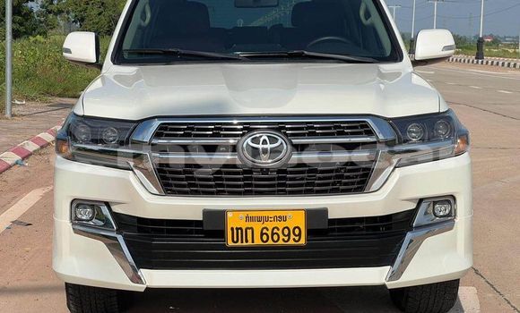 Buy Used Toyota Land Cruiser Prado White Car in Vientiane in Vientiane Province