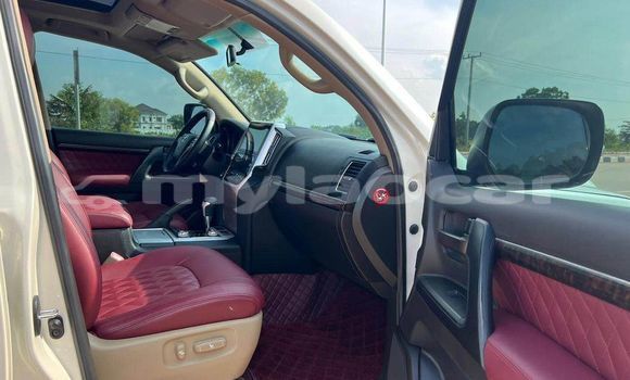 Buy Used Toyota Land Cruiser Prado White Car in Vientiane in Vientiane Province Buy Used Toyota Land Cruiser Prado White Car in Vientiane in Vientiane Province
