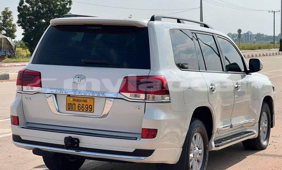 Buy Used Toyota Land Cruiser Prado White Car in Vientiane in Vientiane Province Buy Used Toyota Land Cruiser Prado White Car in Vientiane in Vientiane Province