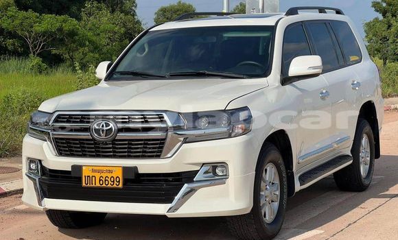 Buy Used Toyota Land Cruiser Prado White Car in Vientiane in Vientiane Province Buy Used Toyota Land Cruiser Prado White Car in Vientiane in Vientiane Province
