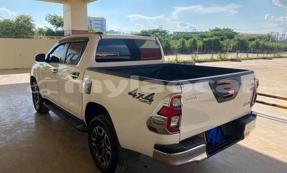 Buy Used Toyota Hiluxe Revo White Car in Vientiane in Vientiane Province Buy Used Toyota Hiluxe Revo White Car in Vientiane in Vientiane Province