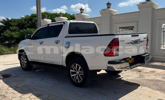 Buy Used Toyota Hiluxe Revo White Car in Vientiane in Vientiane Province Buy Used Toyota Hiluxe Revo White Car in Vientiane in Vientiane Province