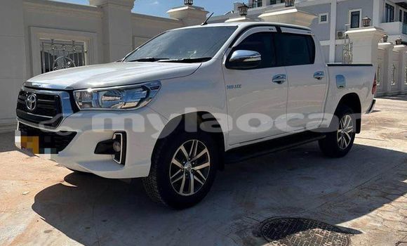 Buy Used Toyota Hiluxe Revo White Car in Vientiane in Vientiane Province Buy Used Toyota Hiluxe Revo White Car in Vientiane in Vientiane Province