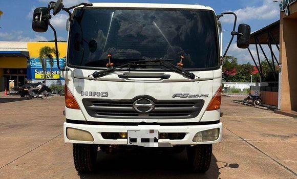 Buy Used Hyundai H200 White Truck in Vientiane in Vientiane Province