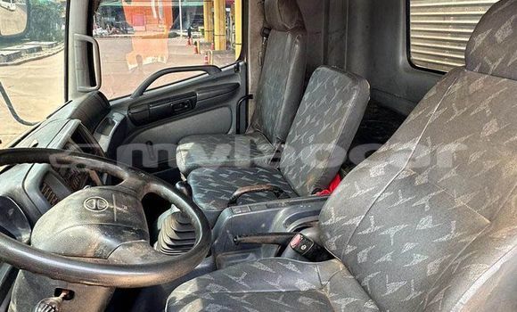 Buy Used Hyundai H200 White Truck in Vientiane in Vientiane Province Buy Used Hyundai H200 White Truck in Vientiane in Vientiane Province