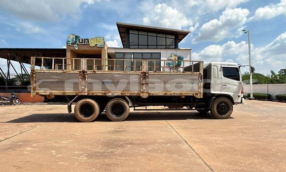 Buy Used Hyundai H200 White Truck in Vientiane in Vientiane Province Buy Used Hyundai H200 White Truck in Vientiane in Vientiane Province