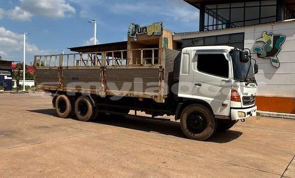 Buy Used Hyundai H200 White Truck in Vientiane in Vientiane Province Buy Used Hyundai H200 White Truck in Vientiane in Vientiane Province