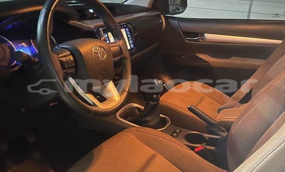 Buy Used Toyota Hilux White Car in Vientiane in Vientiane Province Buy Used Toyota Hilux White Car in Vientiane in Vientiane Province