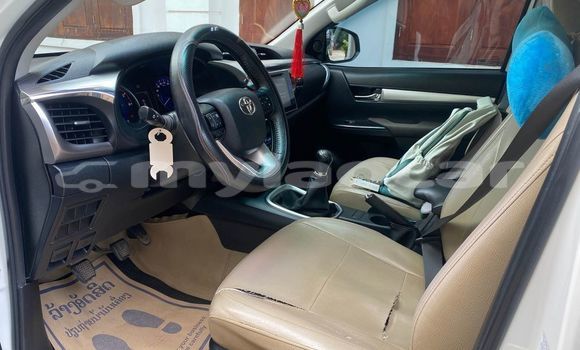 Buy Used Toyota Hiluxe Revo White Car in Vientiane in Vientiane Province Buy Used Toyota Hiluxe Revo White Car in Vientiane in Vientiane Province