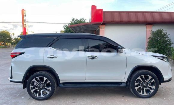Buy Used Toyota Fortuner White Car in Vientiane in Vientiane Province Buy Used Toyota Fortuner White Car in Vientiane in Vientiane Province