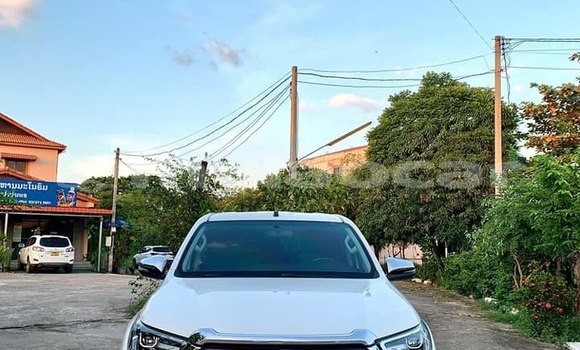 Buy Used Toyota Hiluxe Revo White Car in Vientiane in Vientiane Province Buy Used Toyota Hiluxe Revo White Car in Vientiane in Vientiane Province
