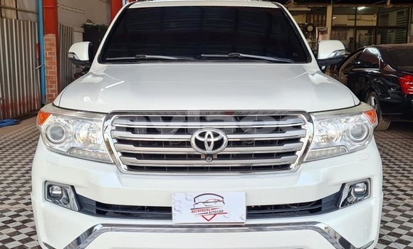 Buy Used Toyota Land Cruiser White Car in Vientiane in Vientiane Province Buy Used Toyota Land Cruiser White Car in Vientiane in Vientiane Province