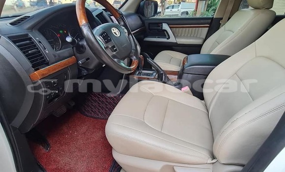 Buy Used Toyota Land Cruiser White Car in Vientiane in Vientiane Province Buy Used Toyota Land Cruiser White Car in Vientiane in Vientiane Province