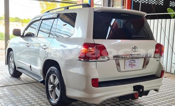 Buy Used Toyota Land Cruiser White Car in Vientiane in Vientiane Province Buy Used Toyota Land Cruiser White Car in Vientiane in Vientiane Province
