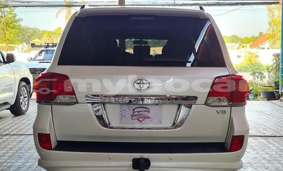 Buy Used Toyota Land Cruiser White Car in Vientiane in Vientiane Province Buy Used Toyota Land Cruiser White Car in Vientiane in Vientiane Province