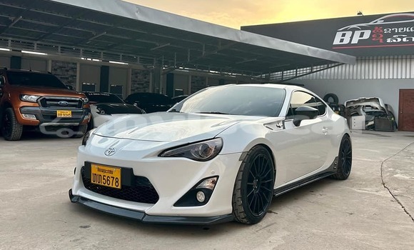 Buy Used Toyota FJ Cruiser White Car in Vientiane in Vientiane Province Buy Used Toyota FJ Cruiser White Car in Vientiane in Vientiane Province