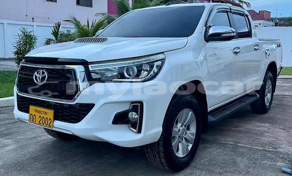 Buy Used Toyota Hilux White Car in Vientiane in Vientiane Province Buy Used Toyota Hilux White Car in Vientiane in Vientiane Province