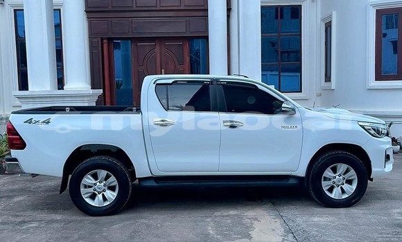 Buy Used Toyota Hilux White Car in Vientiane in Vientiane Province Buy Used Toyota Hilux White Car in Vientiane in Vientiane Province