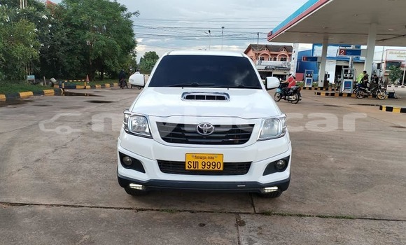 Buy Used Toyota Hiluxe Revo White Car in Vientiane in Vientiane Province Buy Used Toyota Hiluxe Revo White Car in Vientiane in Vientiane Province