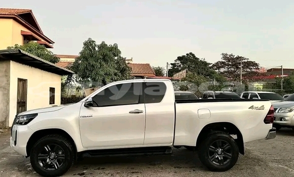 Buy Used Toyota Avalon White Car in Huayxay in Bokeo Province