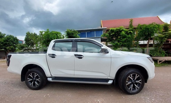 Buy Used Isuzu D–MAX White Car in Vientiane in Vientiane Province Buy Used Isuzu D–MAX White Car in Vientiane in Vientiane Province