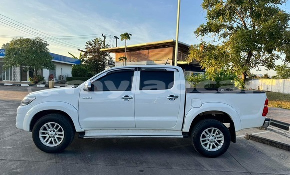 Buy Used Toyota Hilux White Car in Vientiane in Vientiane Province Buy Used Toyota Hilux White Car in Vientiane in Vientiane Province