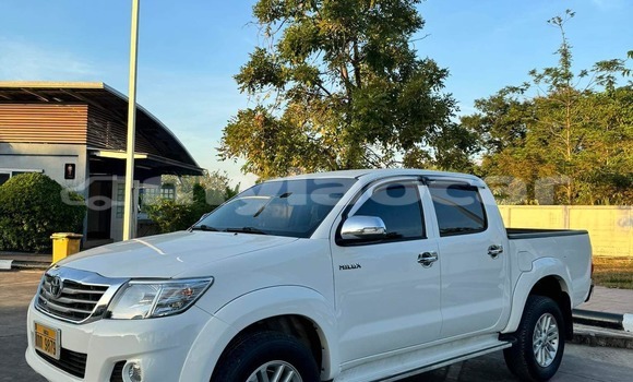 Buy Used Toyota Hilux White Car in Vientiane in Vientiane Province Buy Used Toyota Hilux White Car in Vientiane in Vientiane Province