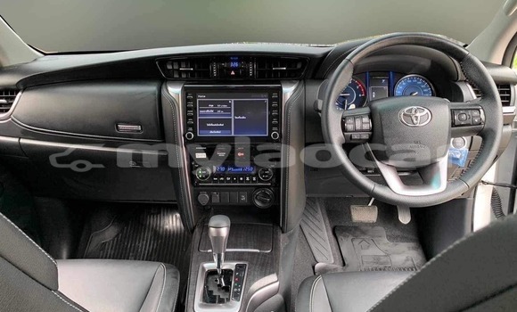 Buy Used Range Rover Evoque White Car in Vientiane in Vientiane Province Buy Used Range Rover Evoque White Car in Vientiane in Vientiane Province