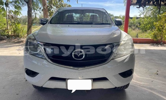 Buy Used Toyota Hilux White Car in Vientiane in Vientiane Province Buy Used Toyota Hilux White Car in Vientiane in Vientiane Province