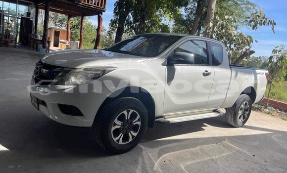 Buy Used Toyota Hilux White Car in Vientiane in Vientiane Province Buy Used Toyota Hilux White Car in Vientiane in Vientiane Province