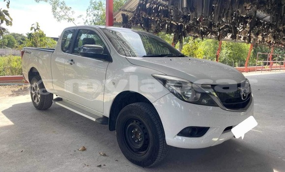 Buy Used Toyota Hilux White Car in Vientiane in Vientiane Province Buy Used Toyota Hilux White Car in Vientiane in Vientiane Province