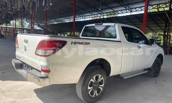 Buy Used Toyota Hilux White Car in Vientiane in Vientiane Province Buy Used Toyota Hilux White Car in Vientiane in Vientiane Province