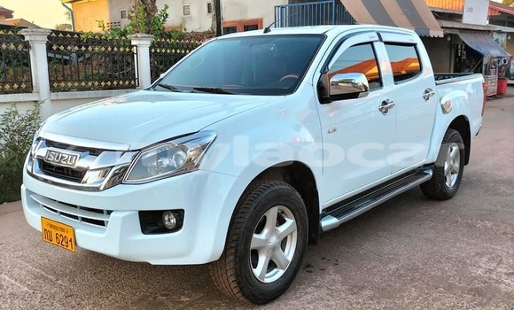 Buy Used Isuzu D–MAX White Car in Vientiane in Vientiane Province Buy Used Isuzu D–MAX White Car in Vientiane in Vientiane Province