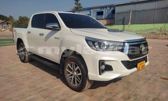 Buy Used Toyota Hilux White Car in Vientiane in Vientiane Province Buy Used Toyota Hilux White Car in Vientiane in Vientiane Province