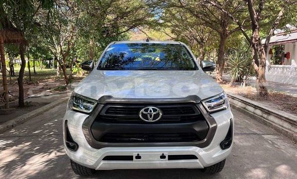 Buy Used Toyota Hilux White Car in Vientiane in Vientiane Province Buy Used Toyota Hilux White Car in Vientiane in Vientiane Province