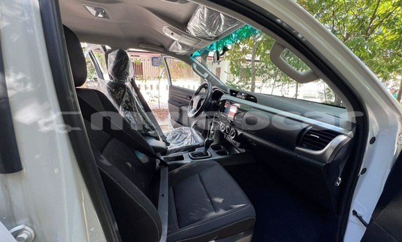 Buy Used Toyota Hilux White Car in Vientiane in Vientiane Province Buy Used Toyota Hilux White Car in Vientiane in Vientiane Province