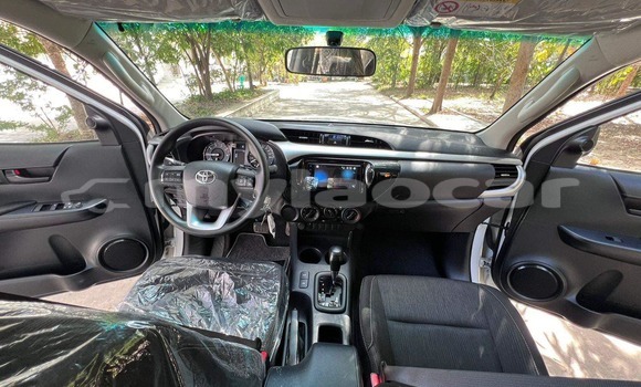 Buy Used Toyota Hilux White Car in Vientiane in Vientiane Province Buy Used Toyota Hilux White Car in Vientiane in Vientiane Province