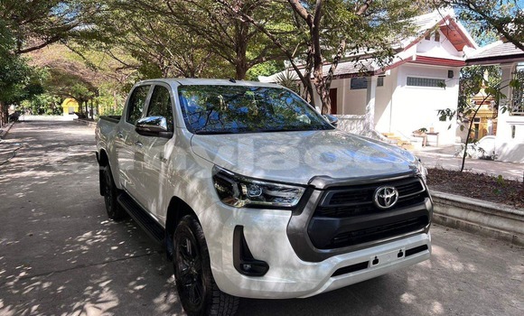 Buy Used Toyota Hilux White Car in Vientiane in Vientiane Province Buy Used Toyota Hilux White Car in Vientiane in Vientiane Province