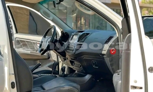 Buy Used BMW 6-Series White Car in Vientiane in Vientiane Province Buy Used BMW 6-Series White Car in Vientiane in Vientiane Province