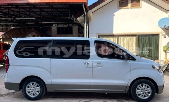 Buy Used FORD MUSTANG White Car in Muang Xay in Oudômxai Province