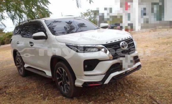 Buy Used Toyota Fortuner White Car in Vientiane in Vientiane Province Buy Used Toyota Fortuner White Car in Vientiane in Vientiane Province