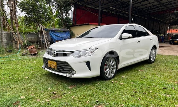 Buy Used Toyota Camry White Car in Vientiane in Vientiane Province