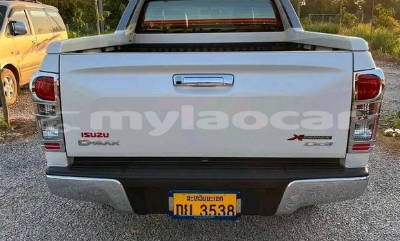 Buy Used Isuzu Bighorn White Car in Xam Nua in Houaphan Province Buy Used Isuzu Bighorn White Car in Xam Nua in Houaphan Province