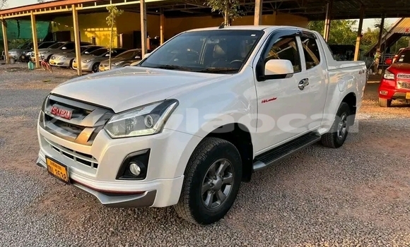Buy Used Isuzu Bighorn White Car in Xam Nua in Houaphan Province Buy Used Isuzu Bighorn White Car in Xam Nua in Houaphan Province